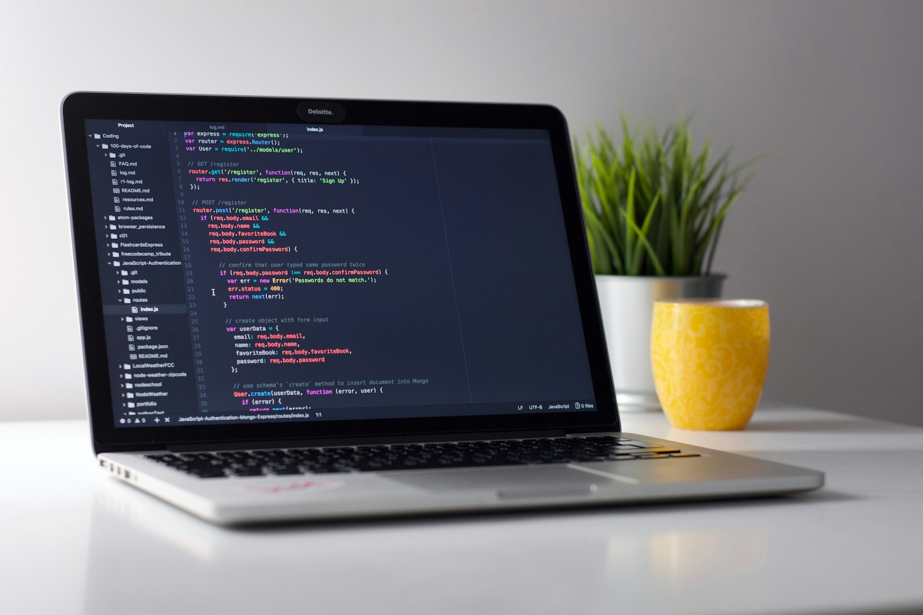 Espacio de trabajo de desarrollo de software, monitores con código en luces tenues